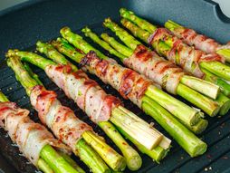 Špargle sa slaninicom