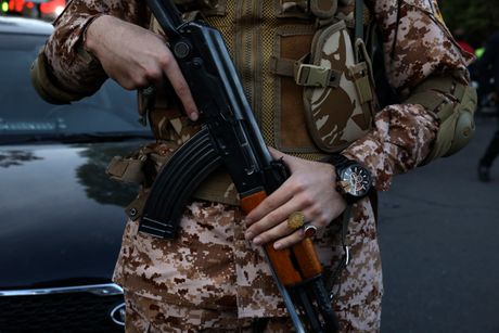 A Revolutionary Guard member Iran revolucionarna garda