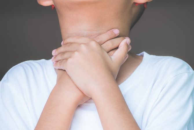 Gušenje dete se guši dečak koji se guši Gušenje dete se guši dečak koji se guši