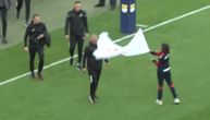 Komična situacija pre starta meča: Albert Nađ prilikom ulaska na teren potkačen Zvezdinom zastavom