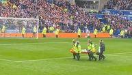 Stravična povreda fudbalera Evertona: Na nosilima uz kiseonik ga izneli sa terena, on otpozdravio navijače