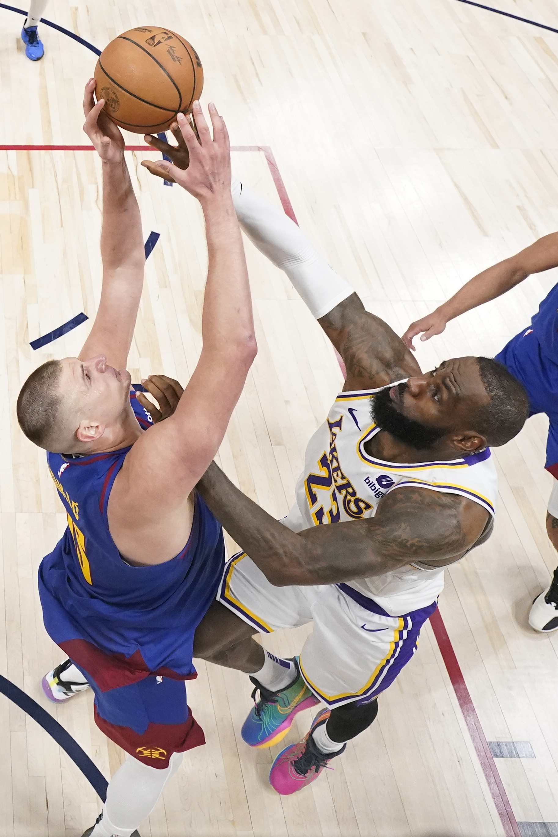 Bomba! Lebron Džejms bi mogao kod Nikole Jokića, Denver zvao "Kralja"
