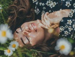 devojka, cveće, zodijak, astrologija