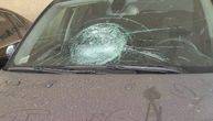 U Kragujevcu kamenom razbijene dve šoferke na automobilima parkiranim u mirnom delu grada