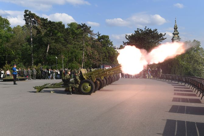 Počasna artiljerijska paljba na Kalemegdanu povodom Dana Vojske Srbije