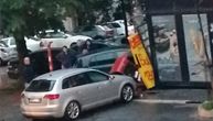 Sudar 2 automobila na uglu Sarajevske i Miloša Pocerca, uništen kiosk