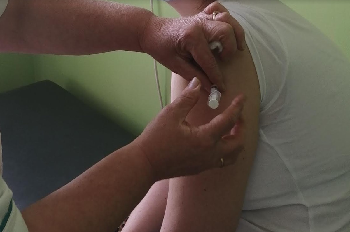 Veštačka inteligencija napravila novu vakcinu protiv koronavirusa, testovi počeli na ljudima