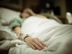 BOLESNIK U KREVETU bolnica žena pacijentkinja