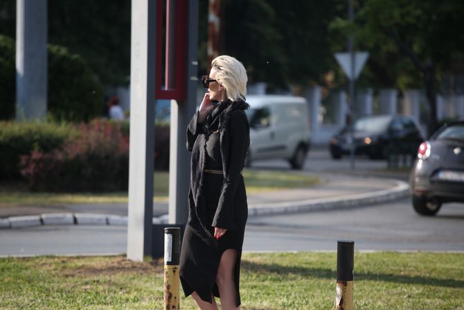Dušica Jakovljević ispred zgrade pinka Dušica Jakovljević ispred zgrade pinka