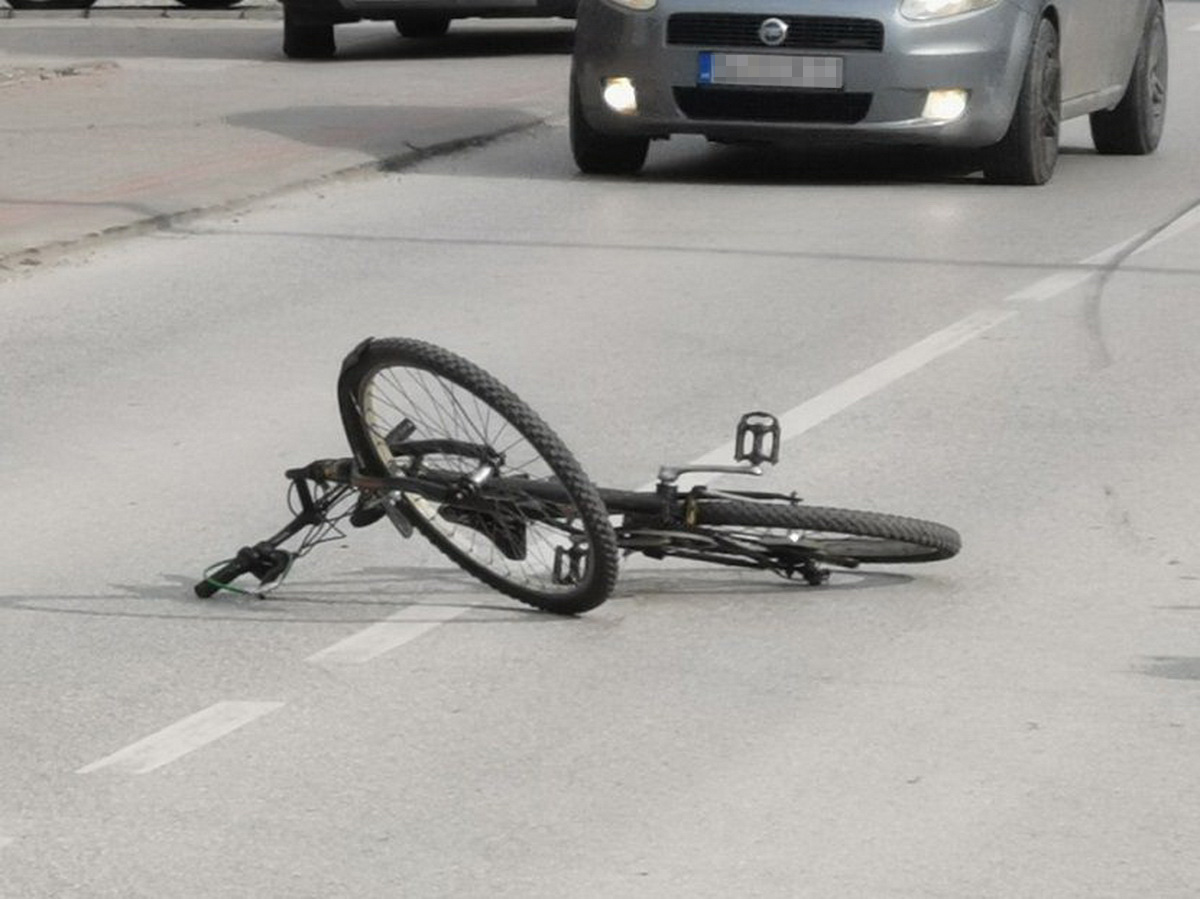 Oboren biciklista, zadobio teške povrede: Saobraćajna nezgoda u Zemunu