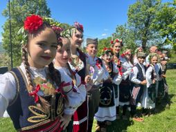 Deca u narodnoj nošnji, vrbica