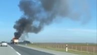 Požar nasred auto-puta ka Novom Sadu: Iz vozila kulja vatra, dim svuda okolo
