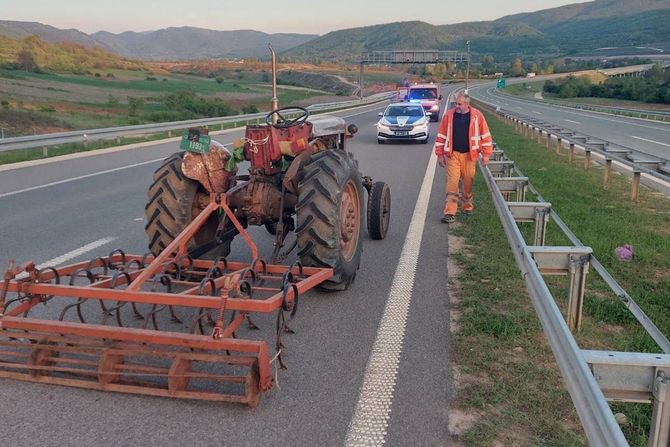 Traktor suprotnom stranom vozi