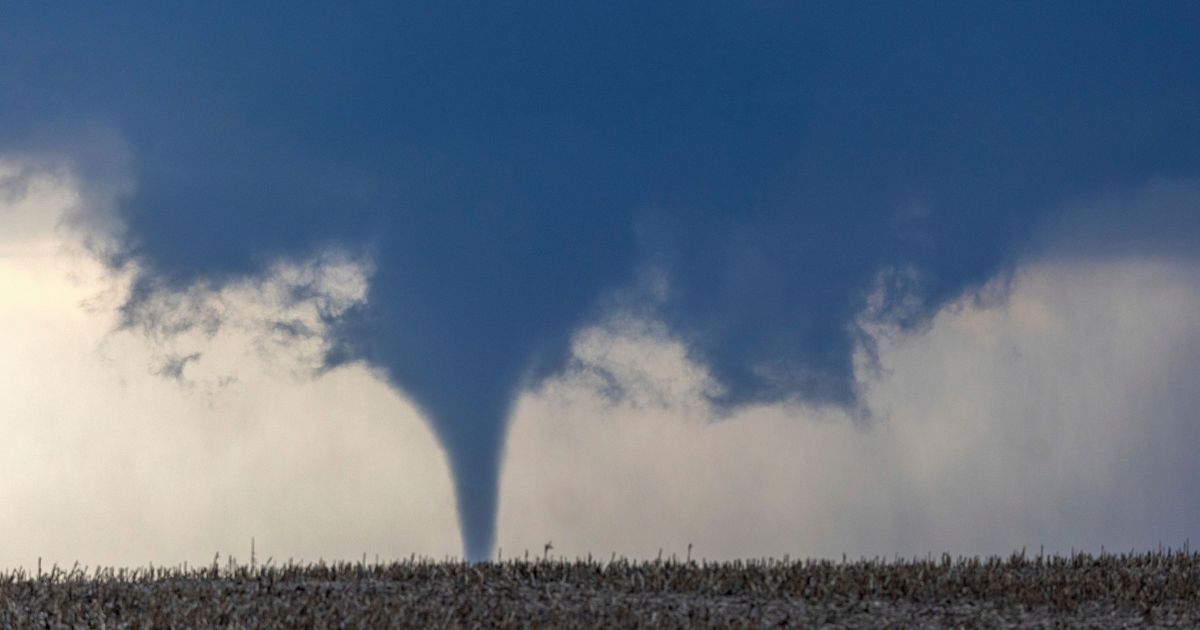 Očekuju se snažne oluje i jak udar vetra, meteorolozi upozoravaju i na tornada: Uzbuna u delovima SAD