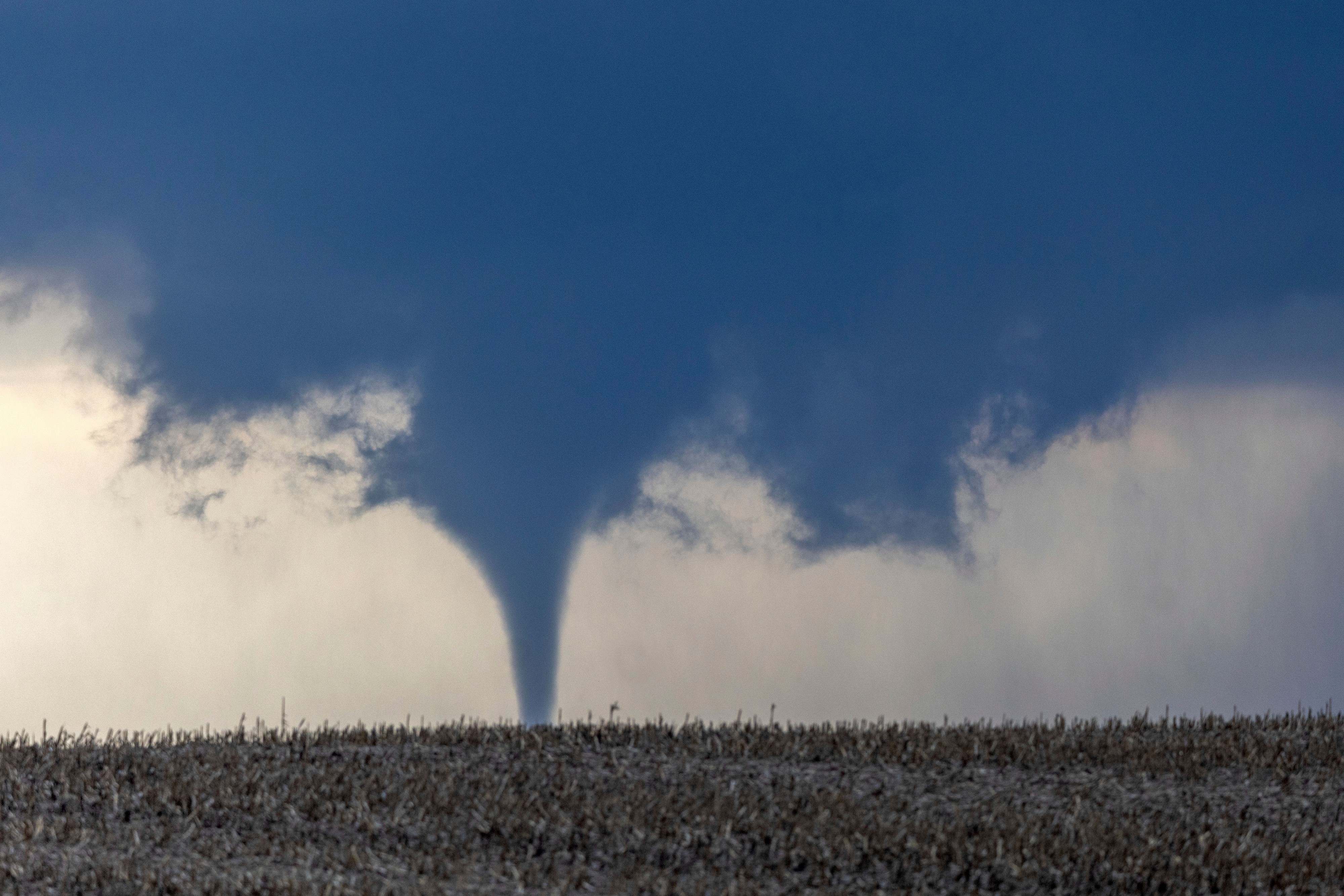 Tornado napravio haos u Sloveniji! Iza vrtloga ostala pustoš, dramatični snimak kruži mrežama