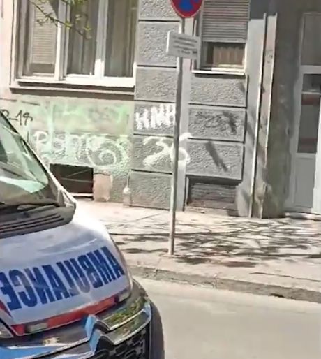 Žena pala sa zgrade u Ulici Cara Nikolaja