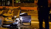 Izlaz na autoput kod Mostarske petlje zatvoren: Mercedes nakon nesreće još na krovu, 4 osobe povređene