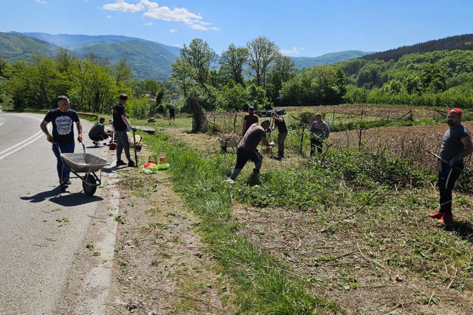 Srbi i Bošnjaci zasukali rukave i zajednički krče vrzinu i prave malu pešačku stazu