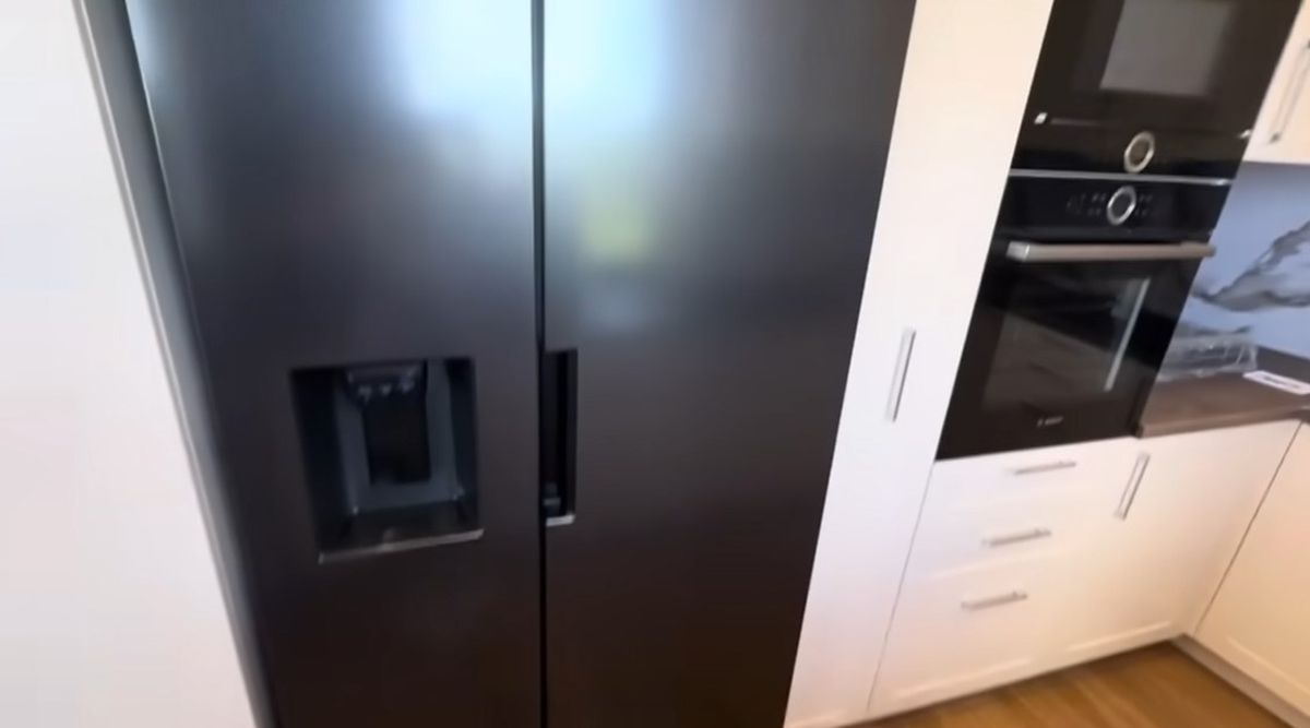 Bazen, palme i stakleni zid na imanju bivše zadrugarke: Ovde se nalazi luksuzno imanje gde živi sa biznismenom