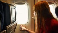 Pogledala kroz prozor aviona i ostala bez teksta: Žena snimila zapanjujuć prizor na nebu i zbunila svet
