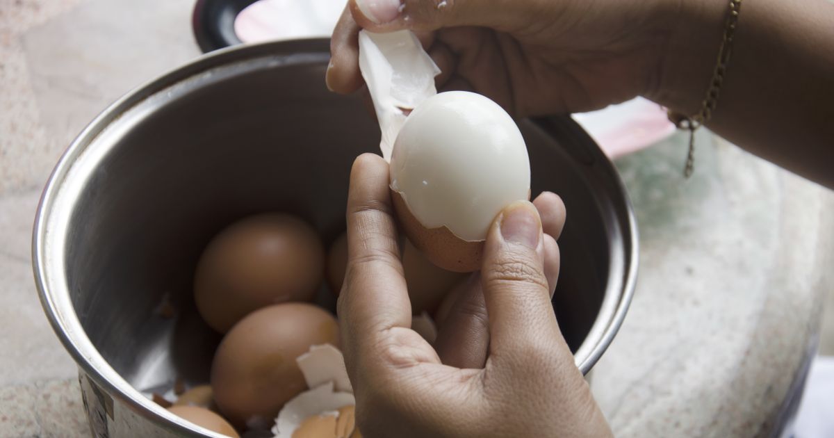 Trik za savršeno ljuštenje jaja: Zaboravite na so i sirće, ovaj neočekivani predmet rešava sve