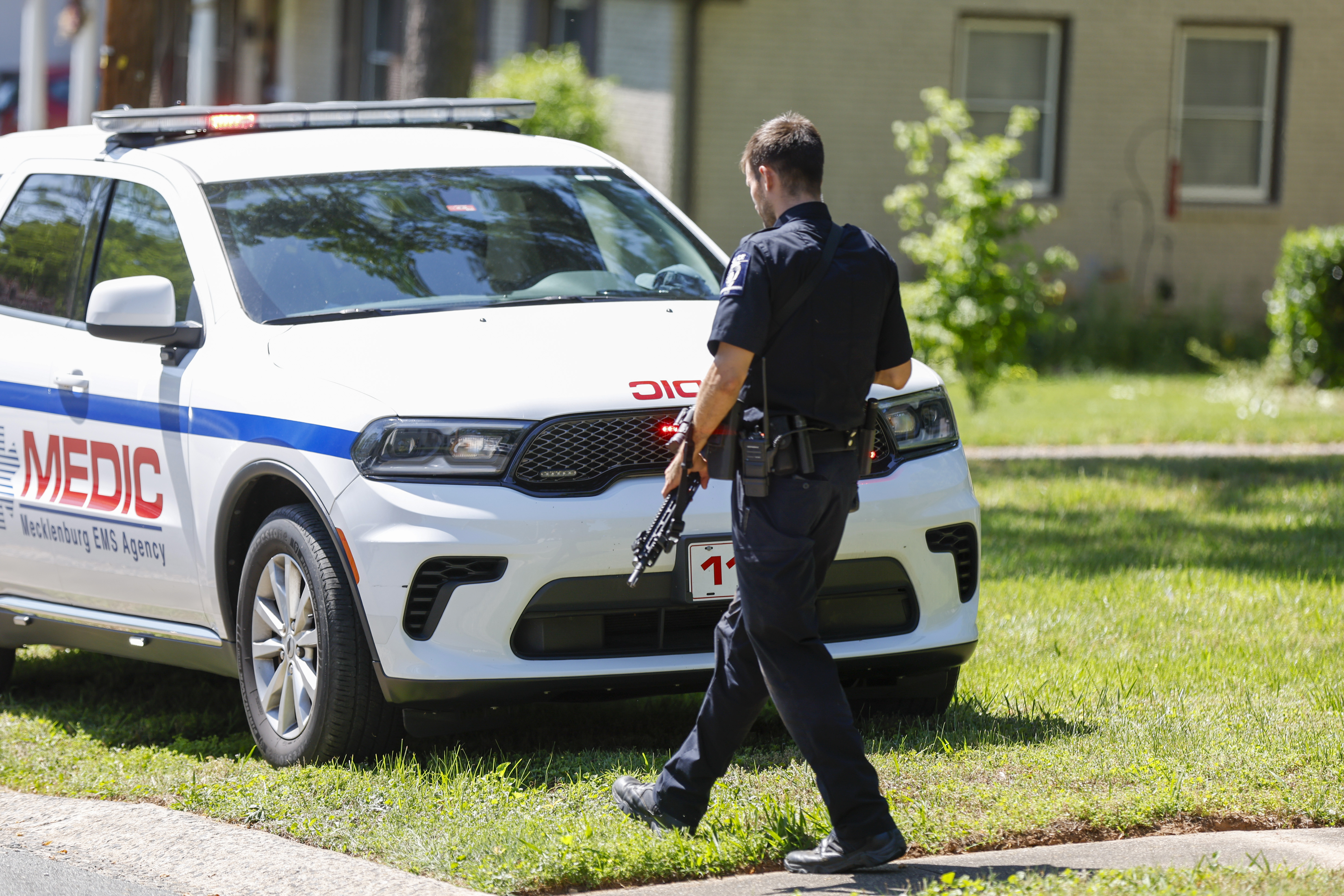 UZNEMIRUJUĆ SNIMAK! Policajac prebio ženu, više puta je udario pesnicom u glavu!