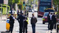 Mladić u žutom duksu vitla mačem na ulici, policija pokušava da ga obuzda: Jeziv snimak iz Londona
