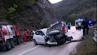 Izleteo iz krivine, pa se zakucao u auto u pokretu! Nesreća kod Mokre Gore: Iz smrskanih kola izvučen suvozač