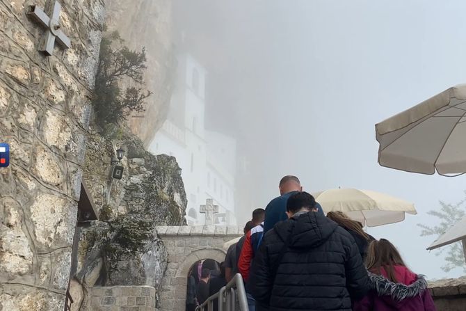 Manastir Ostrog, okupljanje vernika pred Vasrs