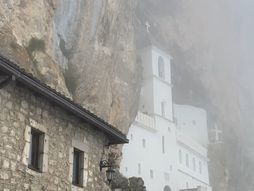 Manastir Ostrog, okupljanje vernika pred Vasrs