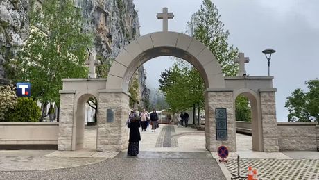 Manastir Ostrog, okupljanje vernika pred Vasrs
