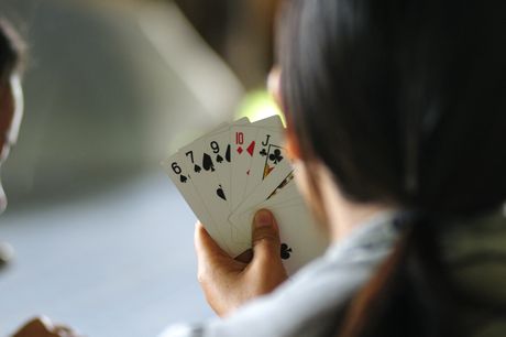 devojčica igra karte