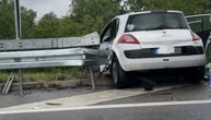 Automobil od siline udarca probio bankinu: Saobraćajna nezgoda kod isključenja za Lapovo