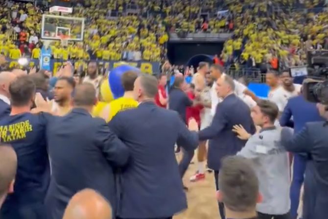 Haos na kraju meča KK Fenerbahče - KK Monako