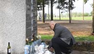 Prеmijеr Vučеvić položio cvеćе na spomеnik stradalima u Malom Orašju: Srbija vas, dеco, nikad nеćе prеžaliti