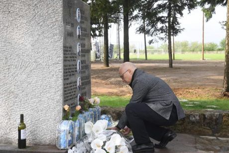 Premijer Vučević položio cveće na spomеnik stradalima u Duboni i Malom Orašju