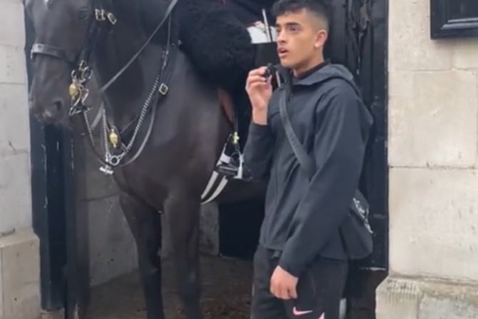 Tiktoker ymusa18, Bakingemska palata, hapšenje Tiktoker ymusa18, Bakingemska palata, hapšenje