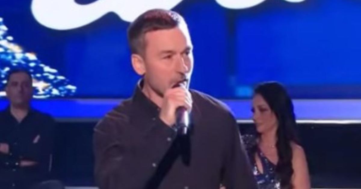 Pevaču na očevoj sahrani stigla poruka od žene, prevarila ga