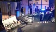 Snimak nakon stravične nesreće na Vračaru: Zakucali se automobilom u kuću, hitno prevezeni u Urgentni