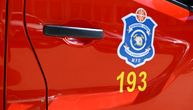 Gori objekat od 2.000 metara kvadratnih kod Surčina: 18 vatrogasaca na terenu se bori sa vatrom