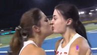 Tetovirana diva poljubila koleginicu u usta nakon plasmana na Olimpijske igre