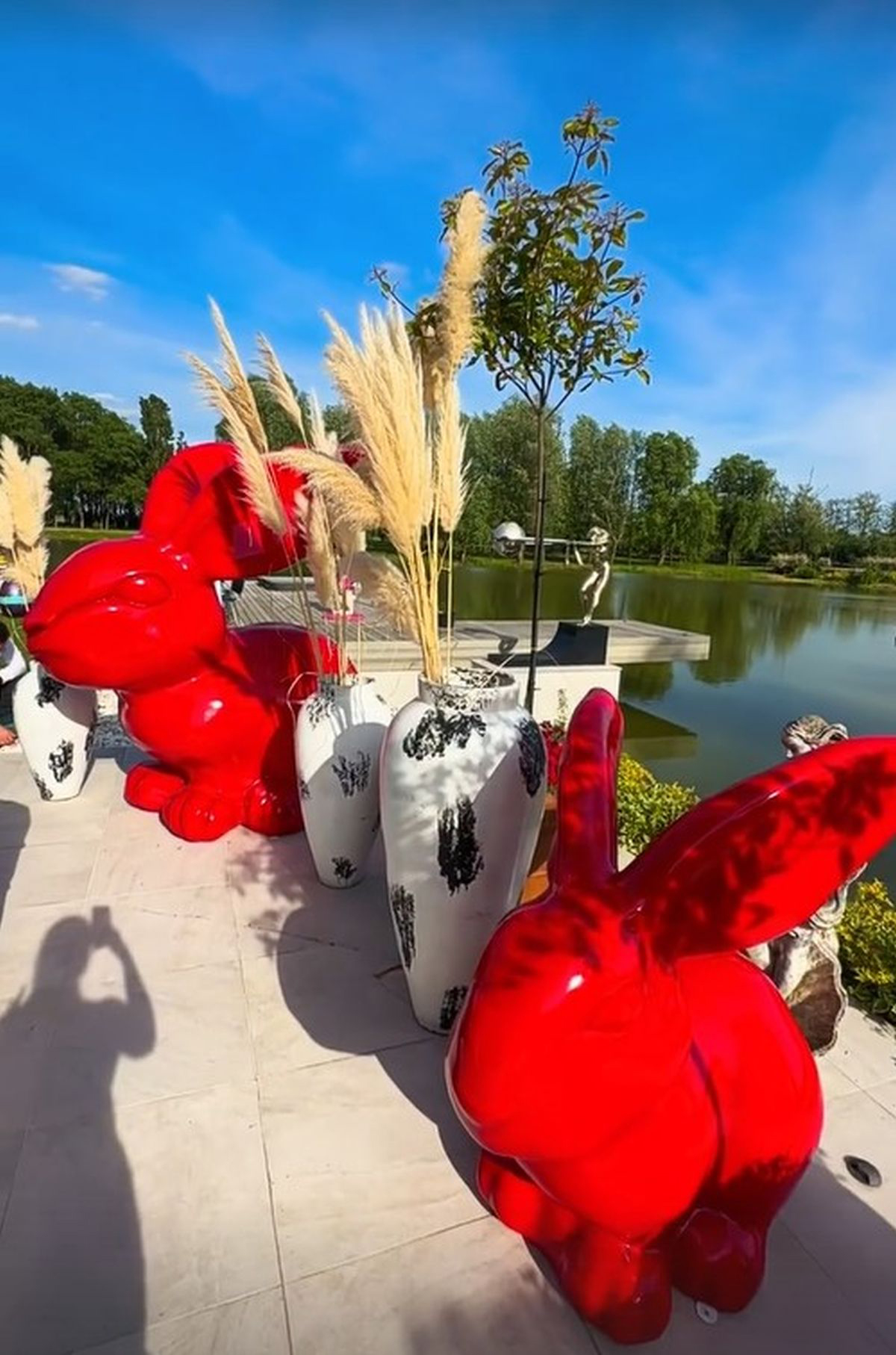 Bazen, palme i stakleni zid na imanju bivše zadrugarke: Ovde se nalazi luksuzno imanje gde živi sa biznismenom