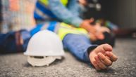 Teška nesreća u Surdulici: Radnik pao sa skele, bore mu se za život