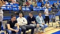 Mnogo emocija na jednoj fotki: Jović, Boriša, sin Dejana Milojevića i Miško gledaju Zvezdu i Megu