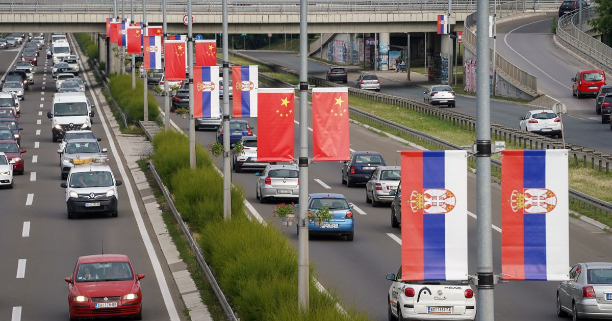 Zastave Kine i Srbije na beogradskim ulicama u čast dolaska predsednika Sija