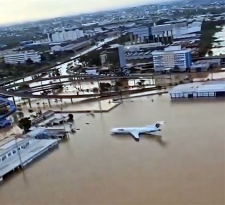 Poplave Brazil, avion u blatu