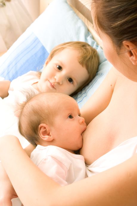 Tandemsko dojenje dojenje dvoje dece