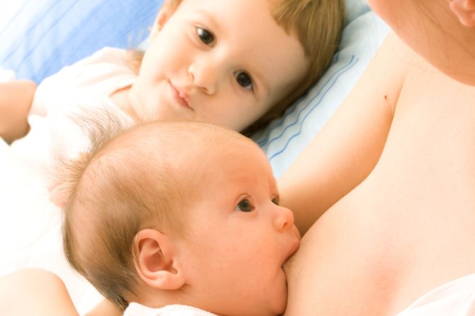 Tandemsko dojenje dojenje dvoje dece Tandemsko dojenje dojenje dvoje dece