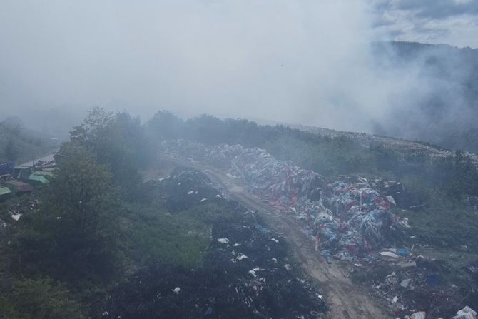 Oblak dima svako jutro budi meštane sela u blizini deponije Duboko