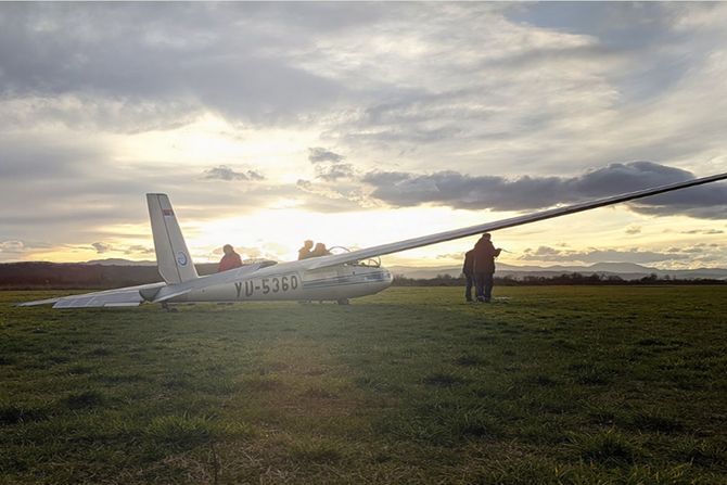 Jedrilica Blanik na sportskom aerodromu Divci